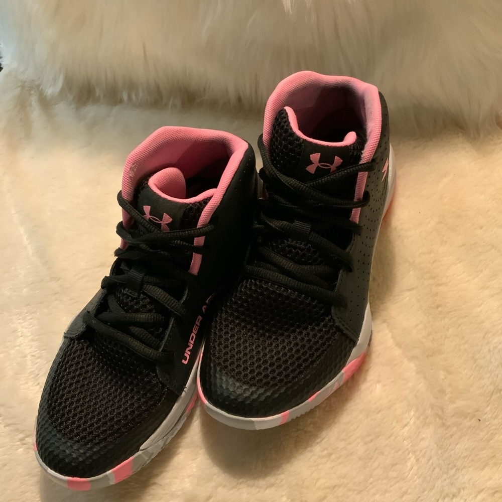 UNDER AMOUR - Black/pink boys Basketball shoes. Sz 3.5 Womens Sz 5